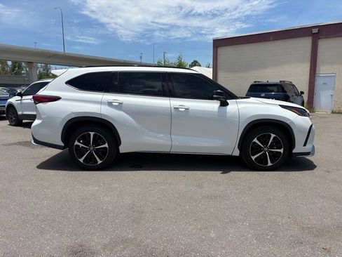 Used 2021 Toyota Highlander XSE FWD image 2