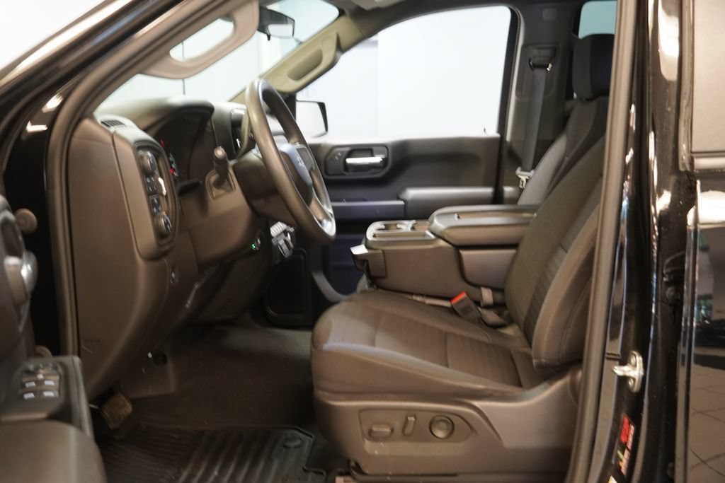 Used 2023 Chevrolet Silverado 1500 Custom Trail Boss w/ 2.7L Blackout Package AWD/4WD image 4