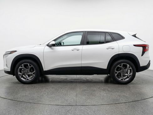 Used 2025 Chevrolet Trax LT FWD image 5