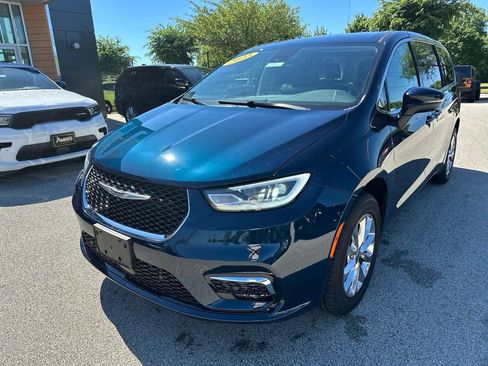 Used 2023 Chrysler Pacifica Touring-L AWD/4WD image 2