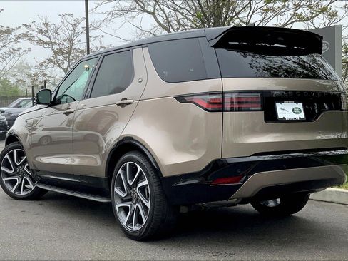 New 2025 Land Rover Discovery Dynamic SE image 12