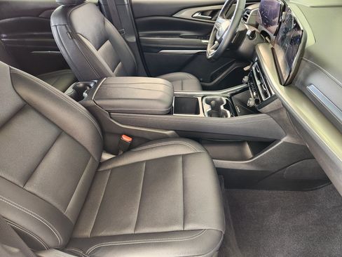 Certified 2025 Chevrolet Traverse LT FWD image 14