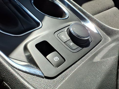Used 2021 Chevrolet Traverse LT FWD image 15