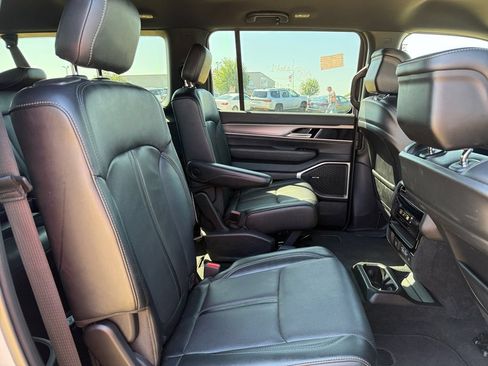 Used 2025 Jeep Wagoneer L Series II AWD/4WD image 41
