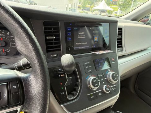 Used 2016 Toyota Sienna LE FWD image 22