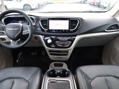 Used 2022 Chrysler Pacifica Touring-L FWD image 24