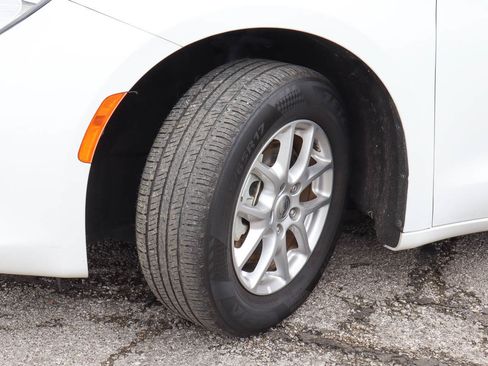 Used 2023 Chrysler Voyager LX image 16