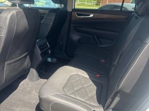 Used 2025 Volkswagen Atlas SE FWD image 6