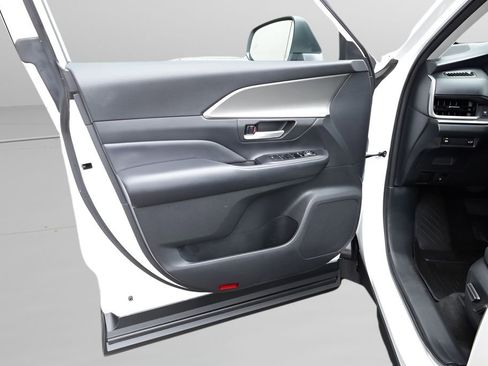 Certified 2024 Toyota Grand Highlander XLE image 13