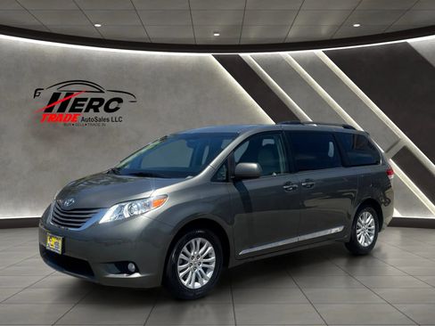 Used 2011 Toyota Sienna XLE w/ XLE Navigation Pkg FWD image 9