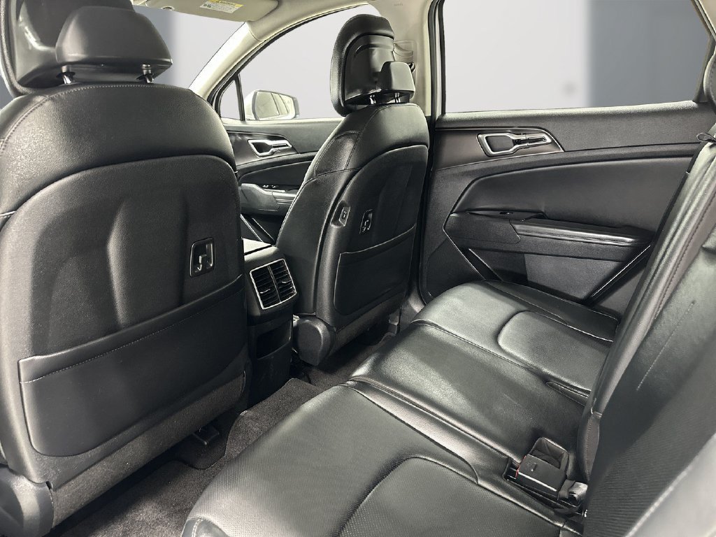 Used 2025 Kia Sportage EX FWD image 15