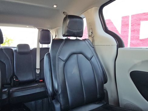 Used 2023 Chrysler Pacifica Touring-L FWD image 25