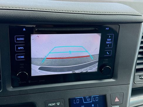Used 2017 Toyota Sienna SE FWD image 10