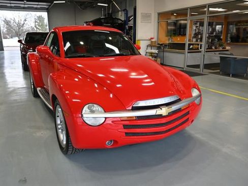 Used 2003 Chevrolet SSR w/ Preferred Equipment Group RWD image 3