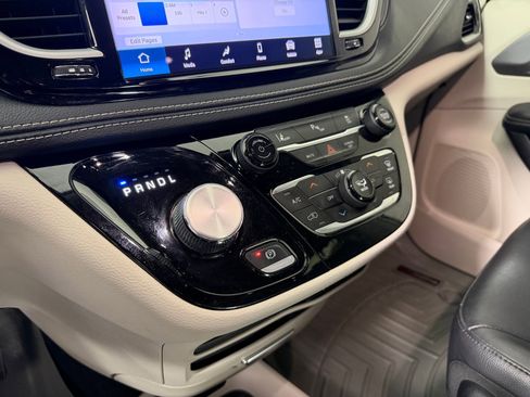 Used 2022 Chrysler Pacifica Touring-L image 17