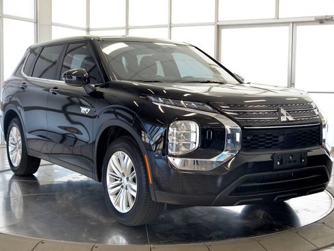 Used 2025 Mitsubishi Outlander ES AWD/4WD image 2