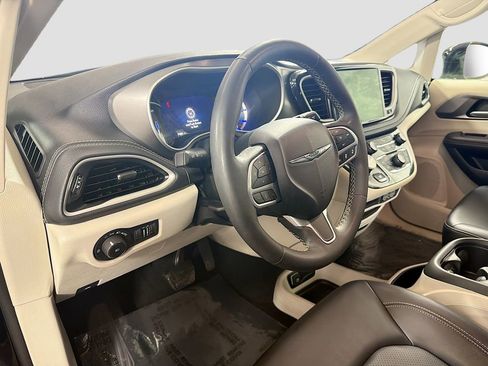 Used 2024 Chrysler Pacifica Limited FWD image 11