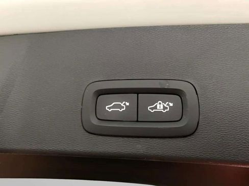 Used 2025 Volvo XC40 B5 Plus image 14