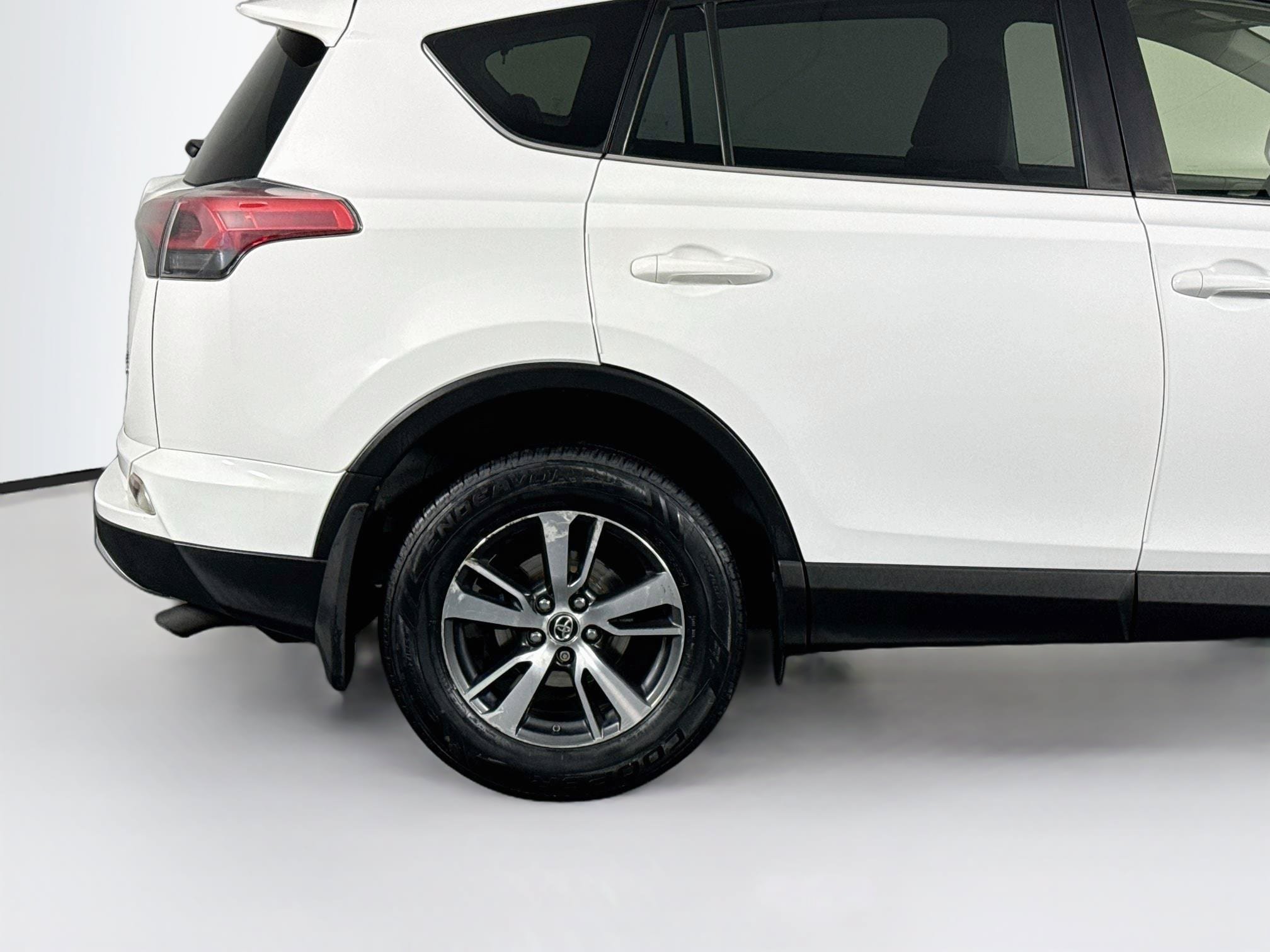 Used 2018 Toyota RAV4 XLE AWD/4WD image 44