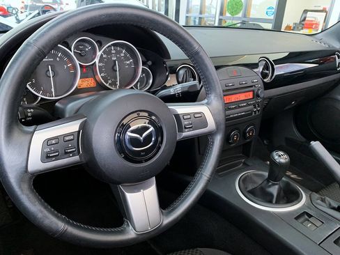Used 2006 MAZDA MX-5 Miata Touring w/ Appearance Pkg RWD image 6