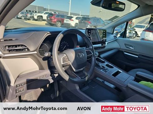 Used 2022 Toyota Sienna XLE AWD/4WD image 9
