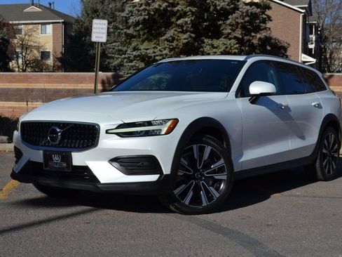 Used 2020 Volvo V60 T5 Cross Country image 2