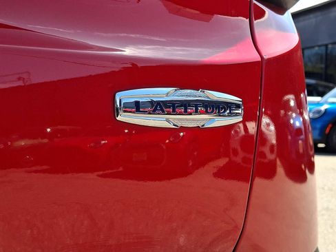 Used 2017 Jeep Renegade Latitude AWD/4WD image 28