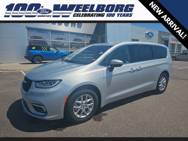 Used 2023 Chrysler Pacifica Touring-L FWD image 1