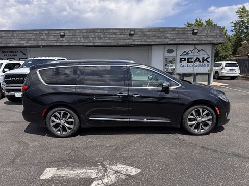 Used 2017 Chrysler Pacifica Limited FWD image 8