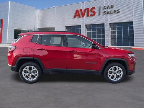 Used 2025 Jeep Compass Latitude w/ Sun & Sound Group AWD/4WD image 5