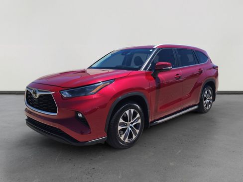 Used 2023 Toyota Highlander XLE FWD image 1