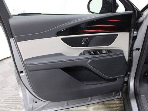 Used 2025 Lincoln Nautilus Premier AWD/4WD image 6