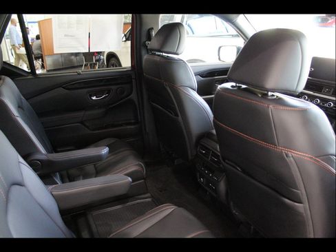 Certified 2025 Honda Pilot TrailSport image 20