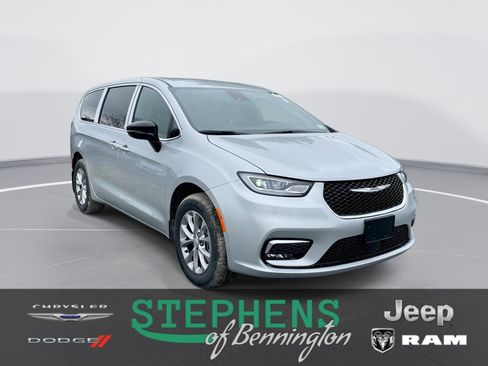 New 2026 Chrysler Pacifica Select AWD/4WD image 1