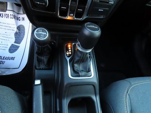 Used 2025 Jeep Gladiator Sport image 30