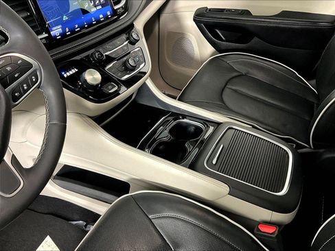 Used 2023 Chrysler Pacifica Limited FWD image 18