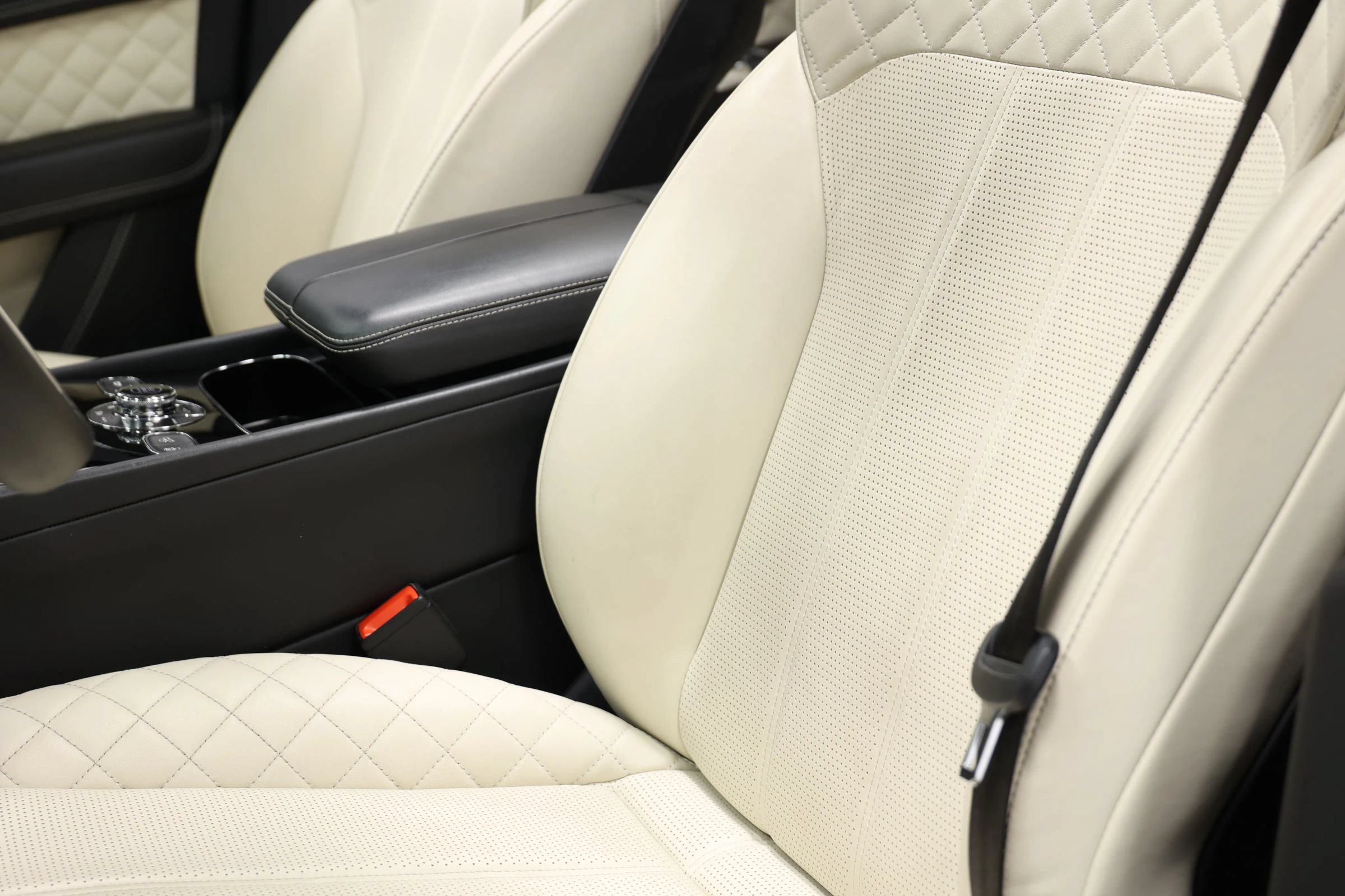 Used 2017 Bentley Bentayga AWD/4WD image 21