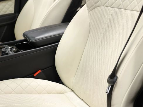 Used 2017 Bentley Bentayga AWD/4WD image 21
