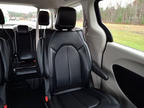 Used 2024 Chrysler Pacifica Select image 20