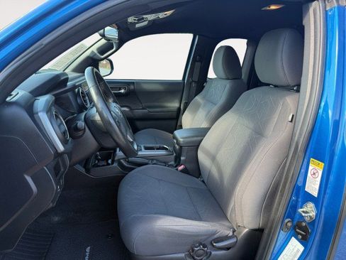 Used 2016 Toyota Tacoma TRD Off-Road image 2