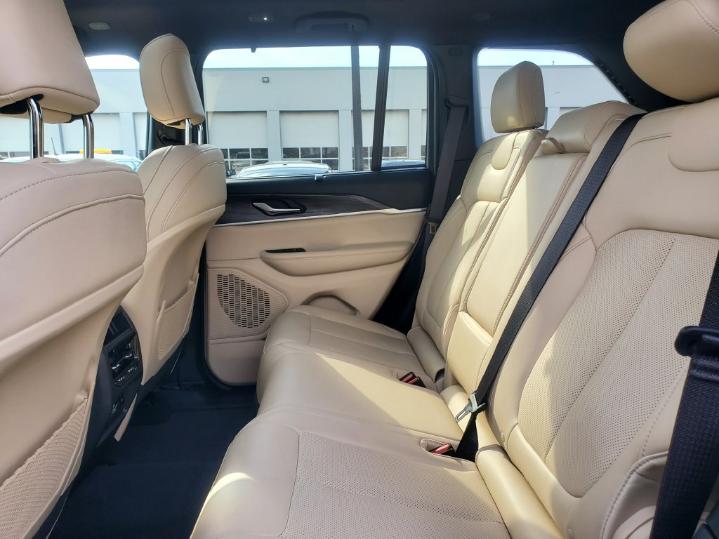 Used 2024 Jeep Grand Cherokee Limited w/ Luxury Tech Group II AWD/4WD image 29