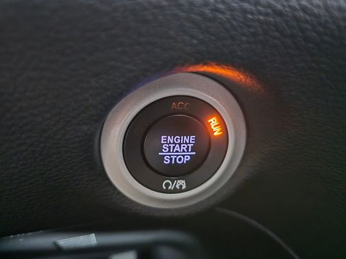 Used 2023 Chrysler Pacifica Limited w/ Uconnect Theater Family Group FWD image 31