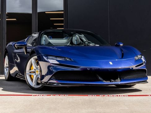 Used 2022 Ferrari SF90 Spider AWD/4WD image 2