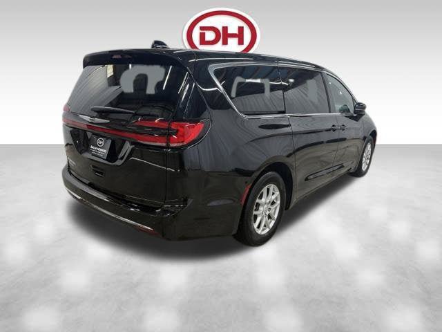Used 2025 Chrysler Pacifica Select FWD image 13