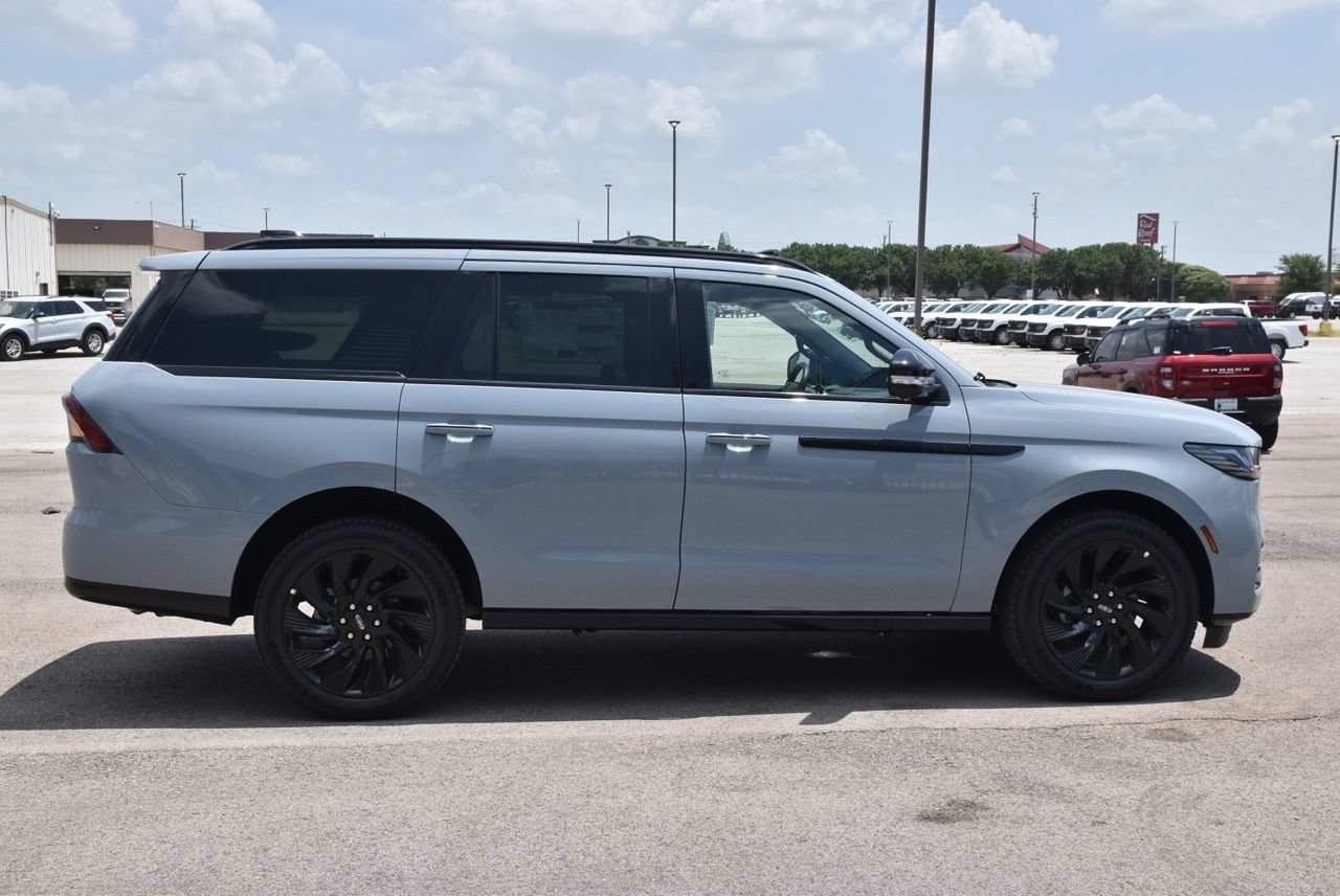 New 2027 Lincoln Navigator Reserve w/ Jet Appearance Package AWD/4WD image 5