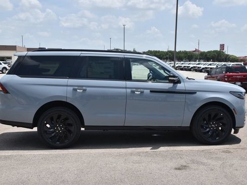New 2027 Lincoln Navigator Reserve w/ Jet Appearance Package AWD/4WD image 5