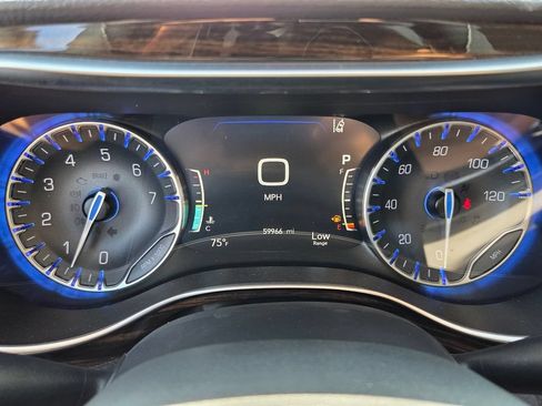 Used 2024 Chrysler Pacifica Limited FWD image 32