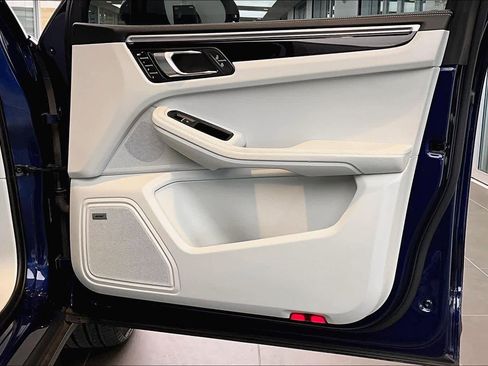 Used 2022 Porsche Macan w/ Premium Package Plus image 23