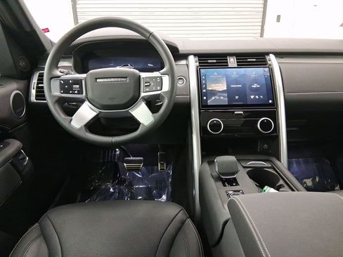 New 2025 Land Rover Discovery Dynamic SE image 4