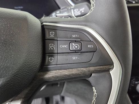 Used 2023 Jeep Grand Cherokee Limited w/ Black Appearance Package image 19